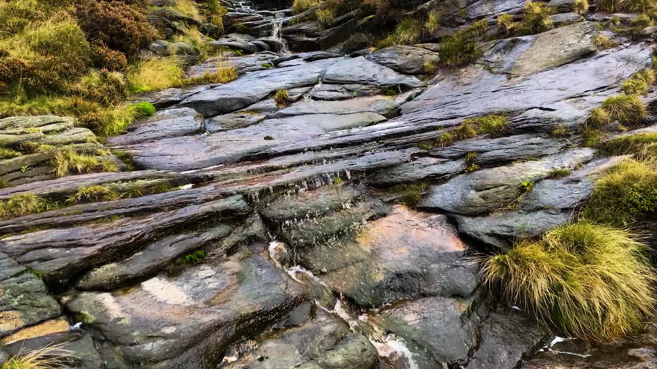 Derbyshire'daki Peak District Kinder Scout'ta Kaygan Yosunlu Vadi