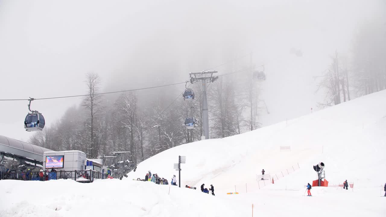 눈 인 스키 리조트 와 안개 가 가득 한 산 의 전망