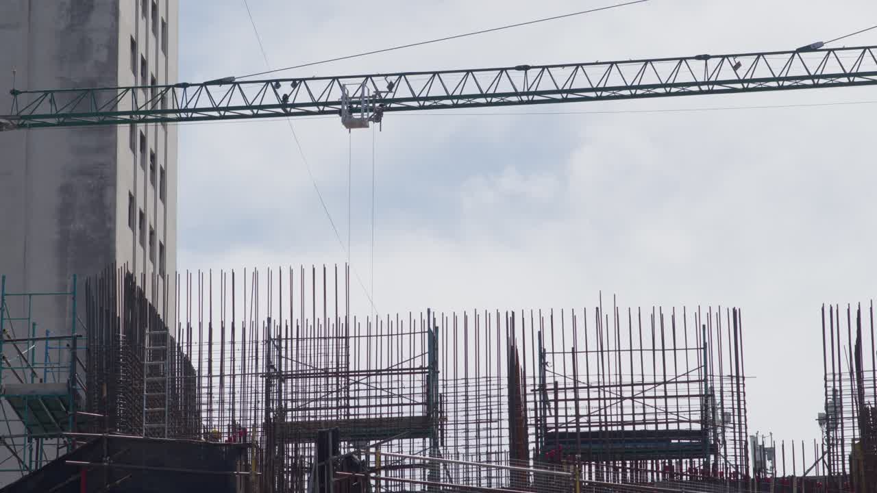 imágenes de alta velocidad que capturan a ágiles albañiles en arneses de seguridad, trabajando rápida y hábilmente en medio del entorno de construcción diurno