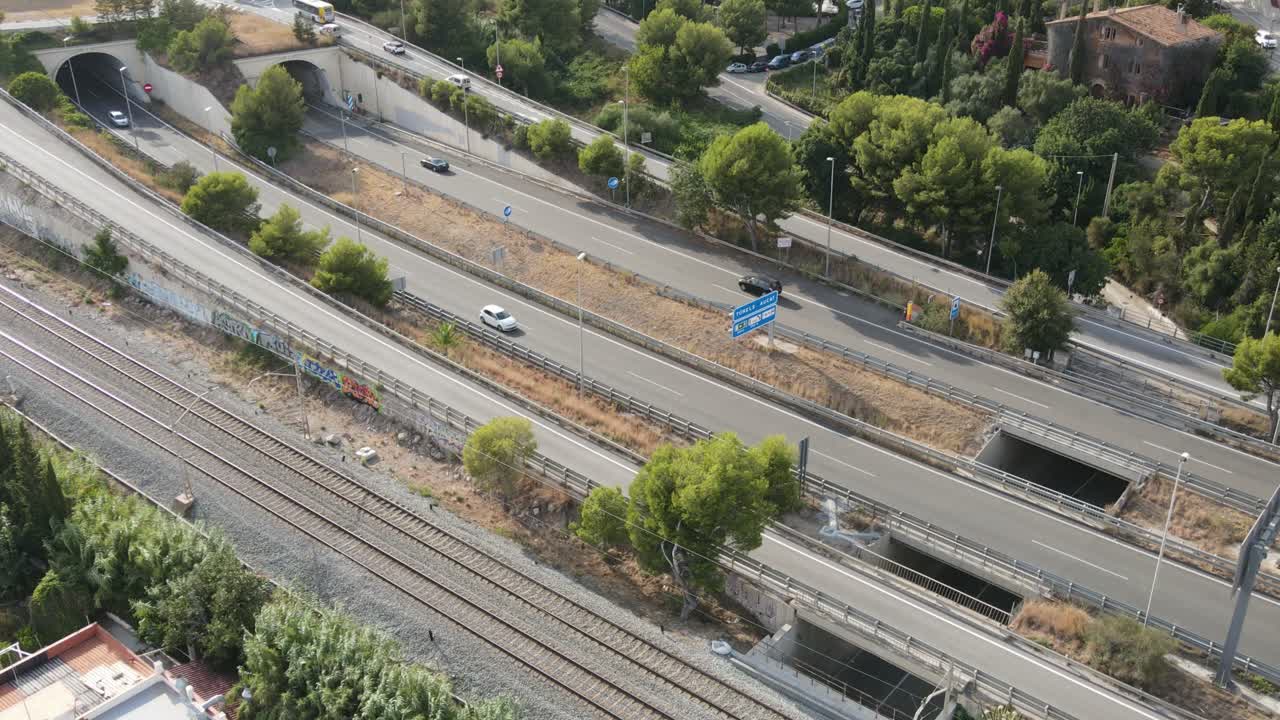 바르셀로나 인근 고속도로에서 공중 저속 촬영