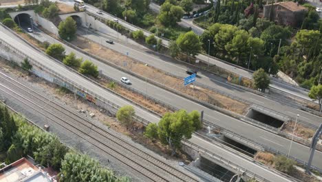 lapso de tiempo aéreo tomado sobre una autopista cerca de barcelona