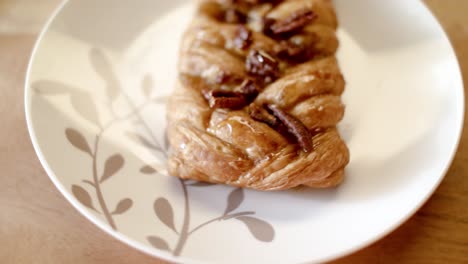delicioso pastel de nueces en un plato