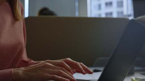 Manos-De-Empresaria-Escribiendo-En-La-Computadora-Portátil.-Mensajería-Profesional-Femenina-En-El-Correo-Electrónico