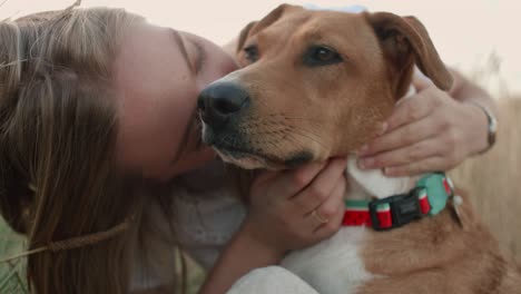 retrato de cerca de una joven atractiva con su perro