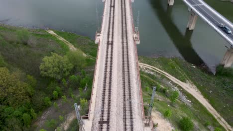 puente de tren y carretera que cruza el embalse de tsonevo, bulgaria