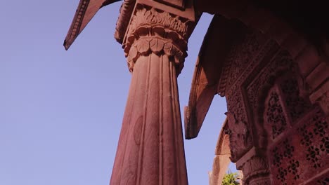 Arquitectura-Del-Antiguo-Templo-Hindú-De-Piedra-Roja-Desde-Un-ángulo-único-En-El-Día