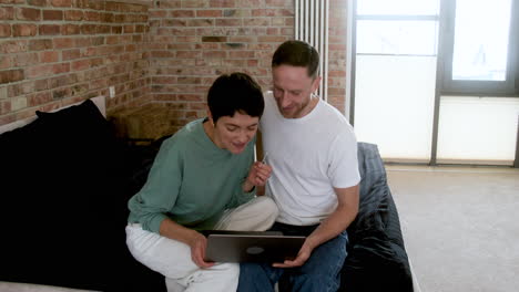 pareja haciendo videollamada en la cama