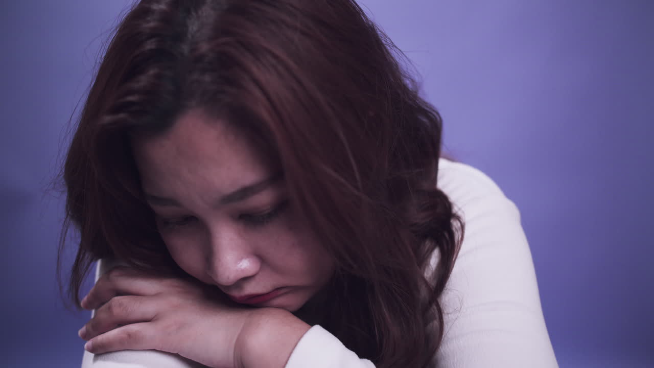 Retrato de mulher com problema de depressão, triste e sozinha em fundo roxo-6
