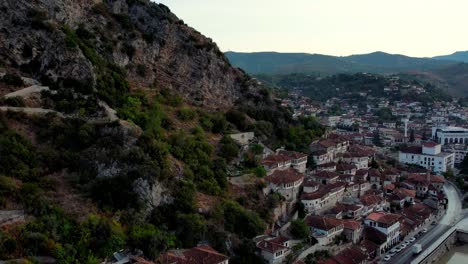 Luftaufnahme-Des-Sonnenaufgangs-In-Berat,-Albanien