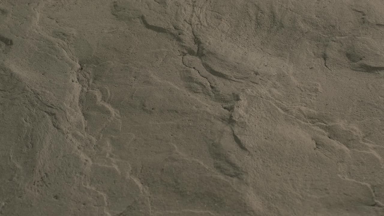 pared decorativa enyesada bajo la piedra