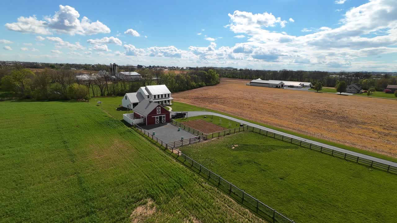 Una vista aerea FPV di una casa rurale e terreni agricoli negli Stati Uniti