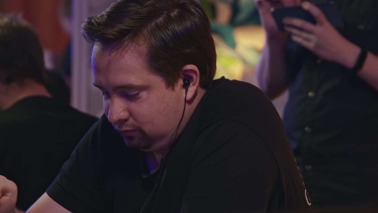 컨퍼런스에서 헤드폰을 들고 있는 남자