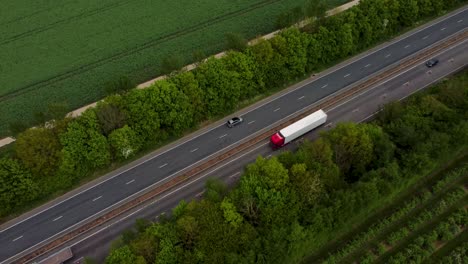 drone che sale su un'inclinazione che mostra le auto sulla a2 a doppia carreggiata a canterbury