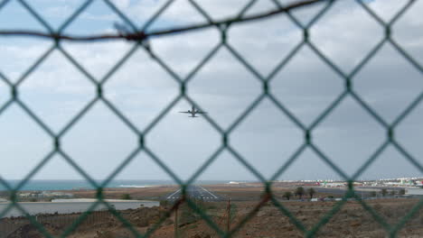 vista del aeropuerto a través de la valla