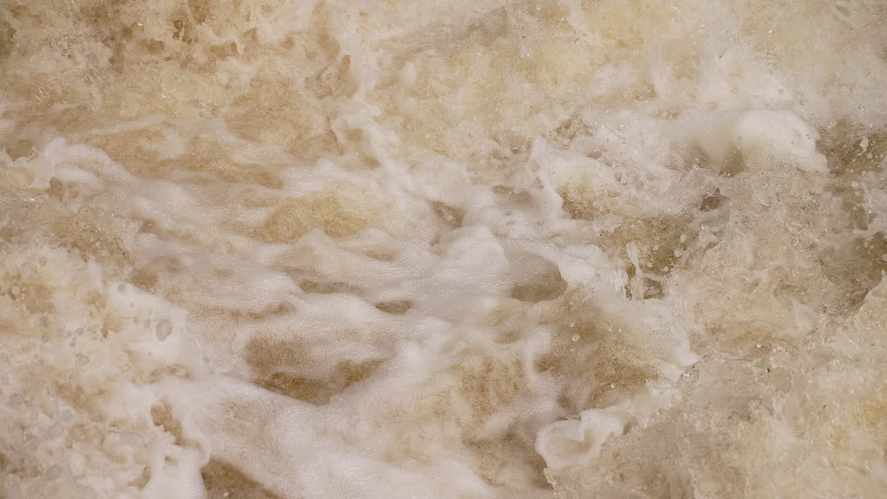 el agua corre por los rápidos del río con una fuerza poderosa, a cámara lenta