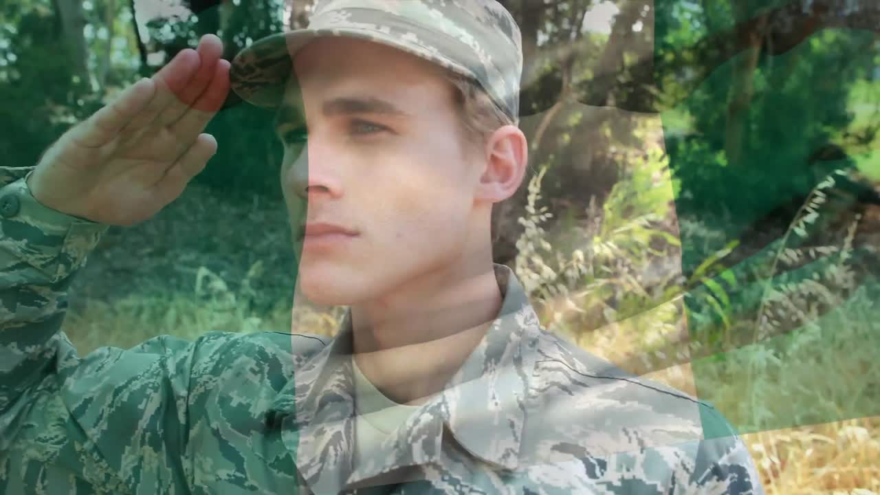 цифровой состав размахивания нигерийским флагом против солдата, приветствующего в тренировочном лагере