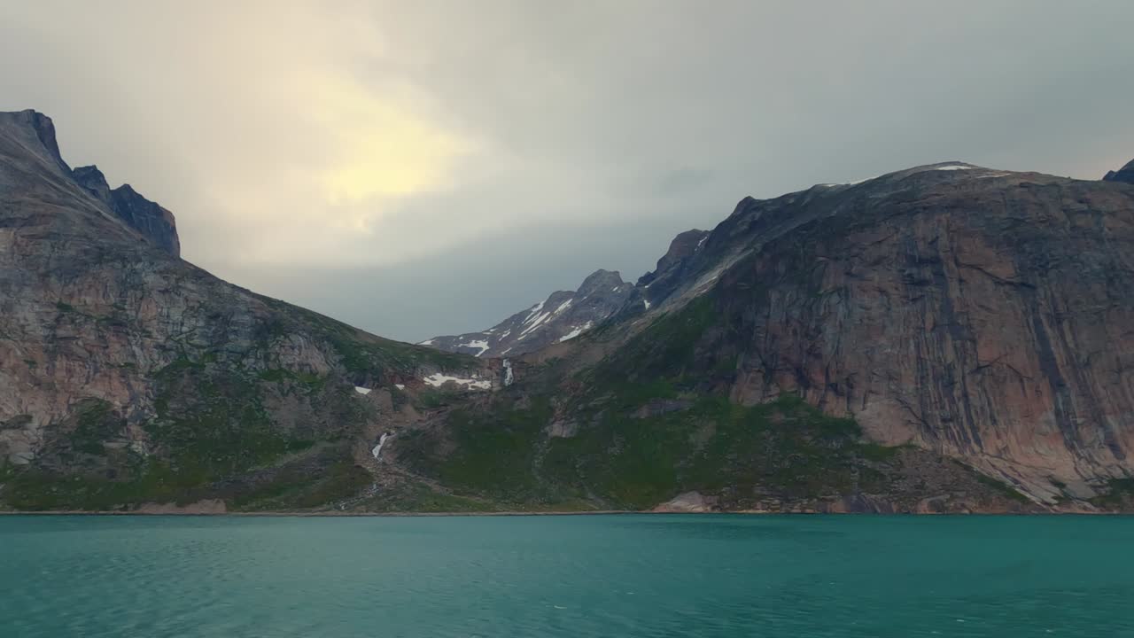 Scogliere che si aprono per rivelare strati su strati di cime montuose nel Prince Christian Sound, Groenlandia