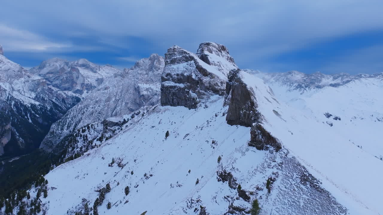 이탈리아의 작은 도시 카나제이 남쪽의 눈 인 산꼭대기 주변을 회전하는 공중 영상.