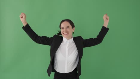mujer de negocios emocionada celebrando el éxito