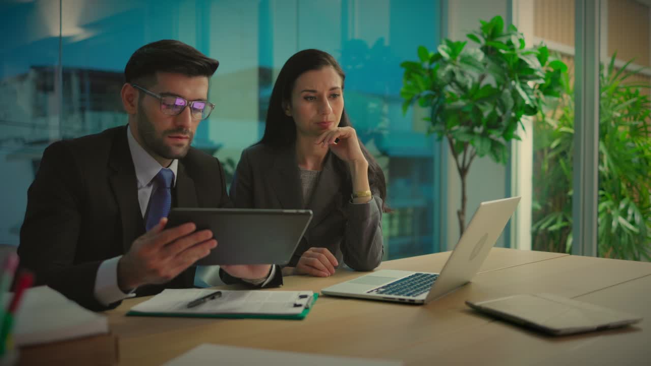 hombres de negocios caucásicos usan trajes discutiendo reuniones de tormenta de ideas