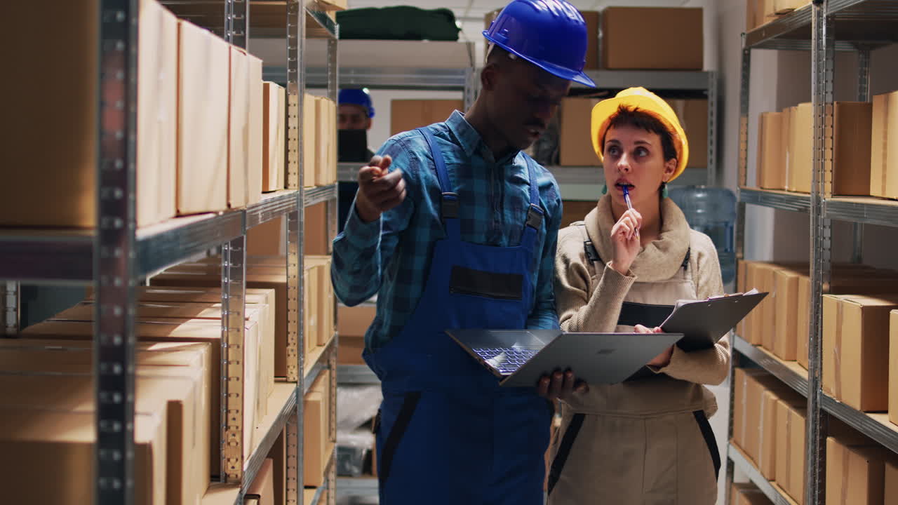 trabajadores del almacén comprobando el inventario