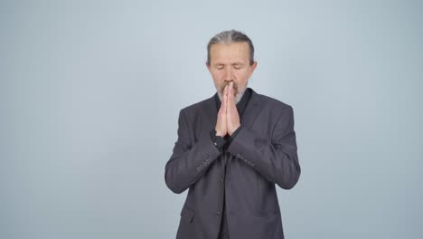 un hombre de negocios ansioso y temeroso.