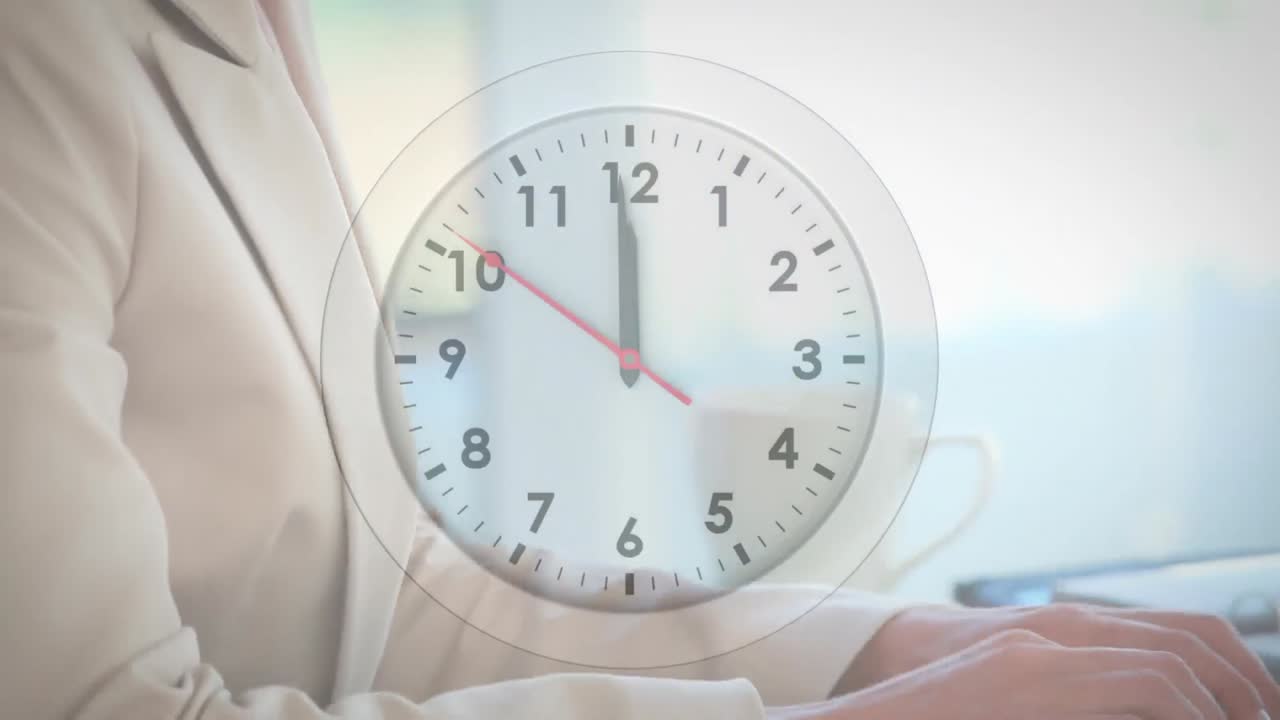 animación del reloj que hace tic-tac sobre una mujer de negocios caucásica en la oficina.