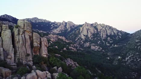 Picos-Montañosos-Y-Bosques-Contra-El-Cielo-Del-Atardecer.