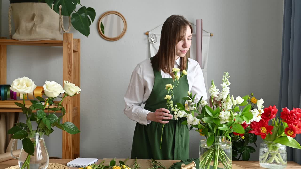 Donna che sistema i fiori in vaso