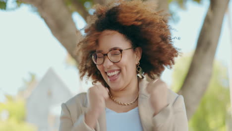 wow, ganador y una emocionada mujer de negocios animando