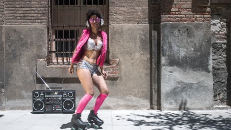 mujer de patinaje sobre ruedas baila y patina afuera en un entorno urbano