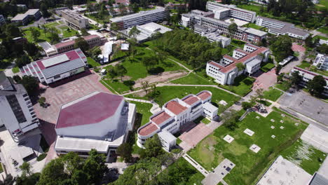 vista aérea de la universidad nacional de colombia, campus en bogotá, edificios y salas