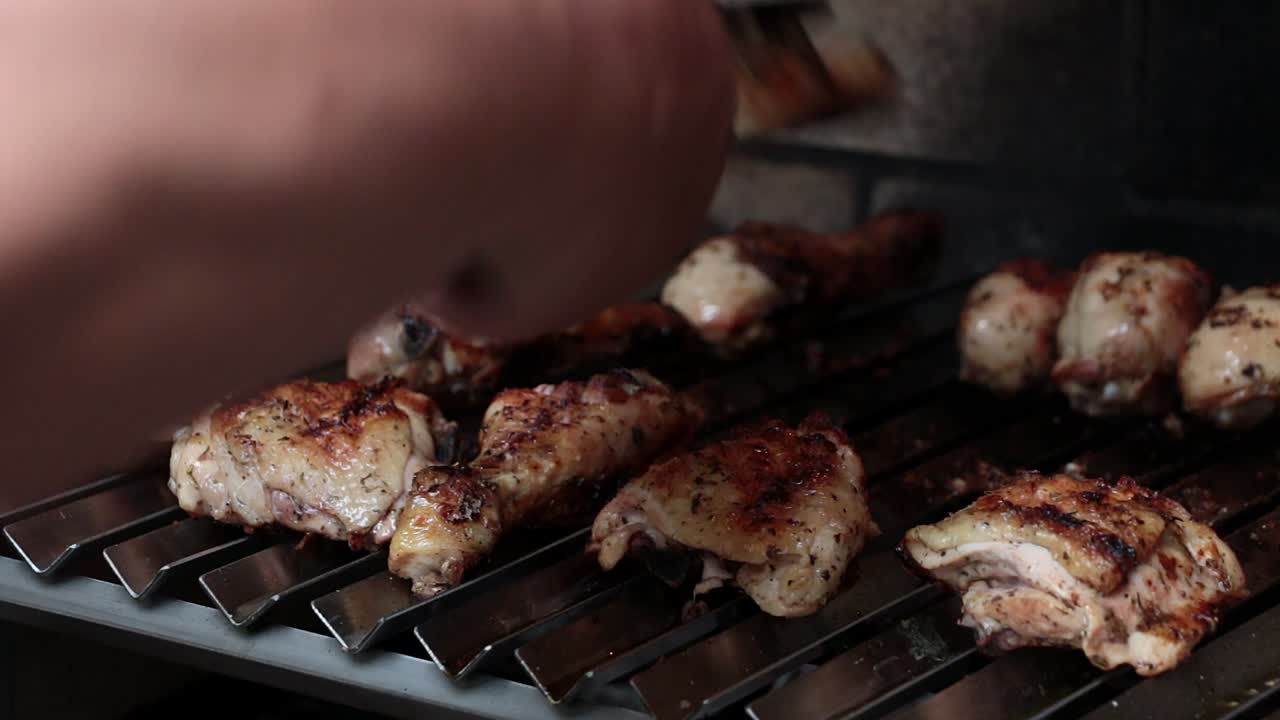 잘 구운 닭다리와 가슴살이 바비큐 그릴에 구워지고 있습니다.