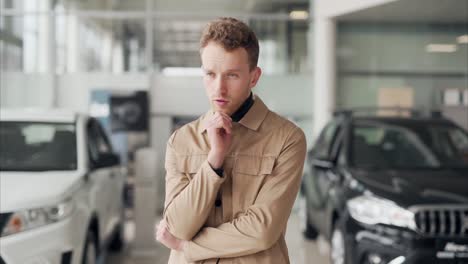hombre guapo con estilo de pie delante de elegir un coche