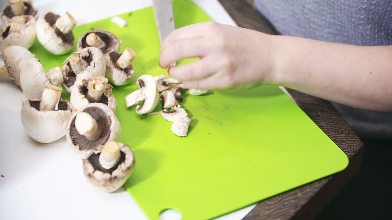 cortar rebanar champiñones en la cocina para cocinar 2