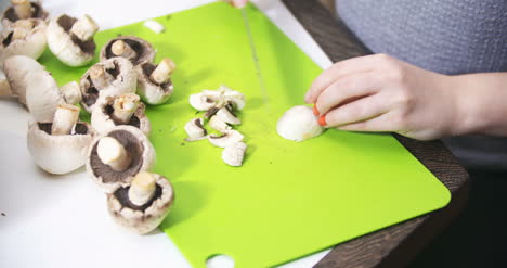 cortar rebanar champiñones en la cocina para cocinar 2