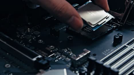 abriendo el zócalo lga en una placa base y colocando la cpu