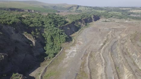 Alter-Steinbruch-In-South-Devon-Mit-Terrassenförmig-Angelegten-Arbeiten