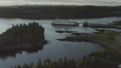 Push-in-pan-up-to-reveal-docked-ferry