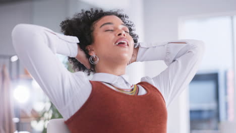 mujer feliz estirándose en su escritorio