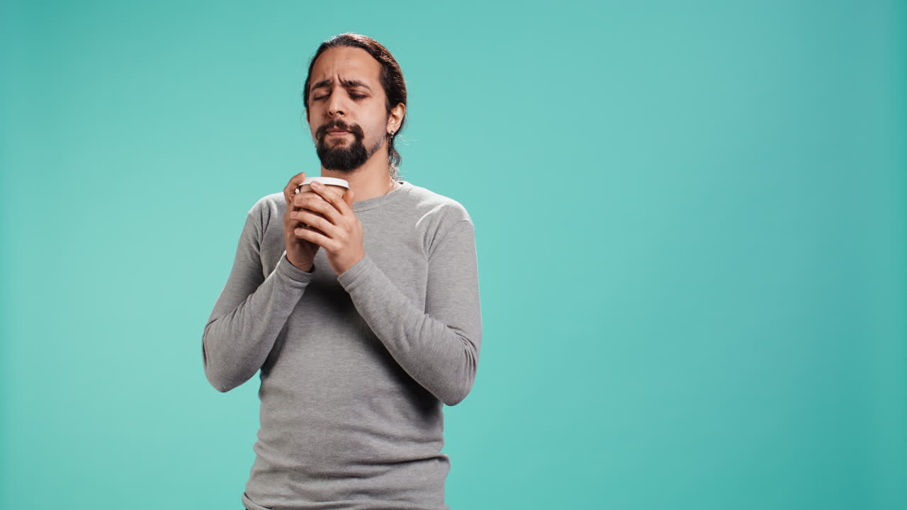 사람이 피곤함을 느끼고, 깨어나기 위해 커피를 마시고