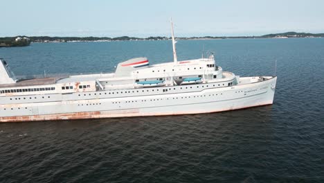 rotating around the old boat the milwaukee clipper in lake muskegon