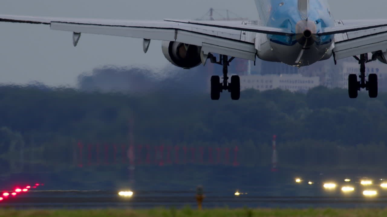 공항 에 착륙 하는 비행기