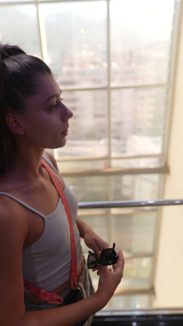 mujer en un ascensor