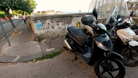 motocicletas estacionadas cerca de una vista a la orilla del mar