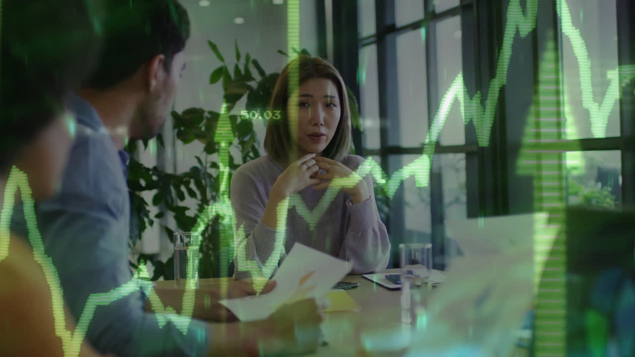 animación del procesamiento de datos financieros sobre diversos colegas que discuten el trabajo en la oficina