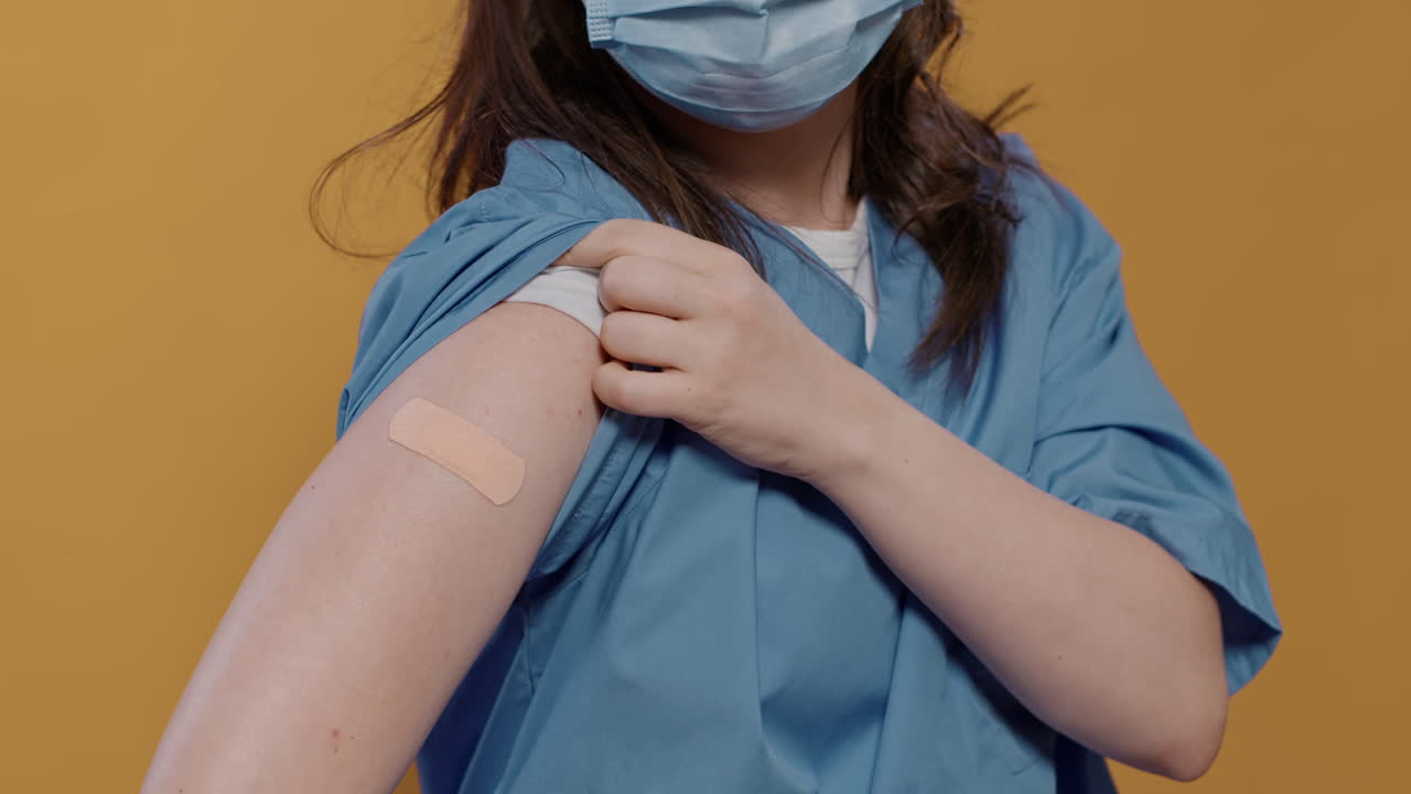 Vacinação com Band-Aid no braço