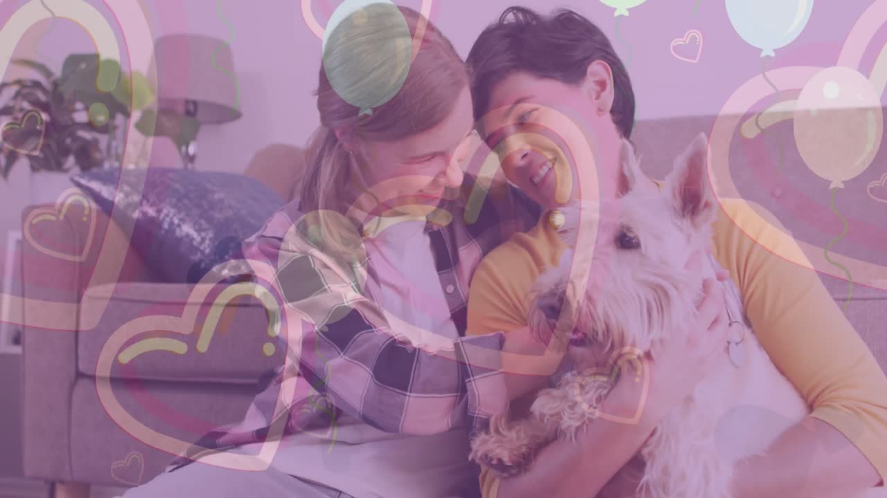 animación de corazones y globos sobre una pareja de mujeres caucásicas sentadas en el sofá con su perro mascota.