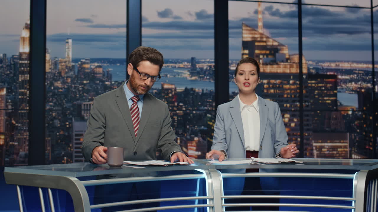presentadores de televisión profesionales hablan noticiero de la noche estudio moderno de primer plano