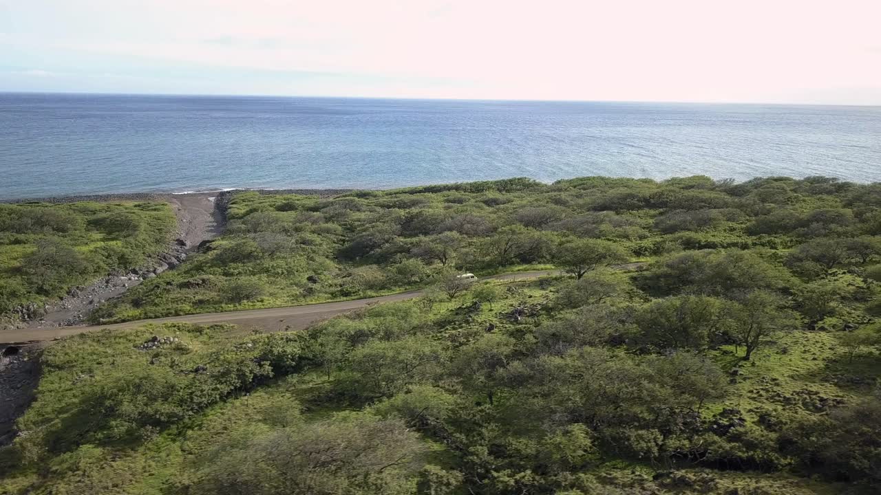 열린 해안선을 따라 운전하는 cmapervan의 항공 영상